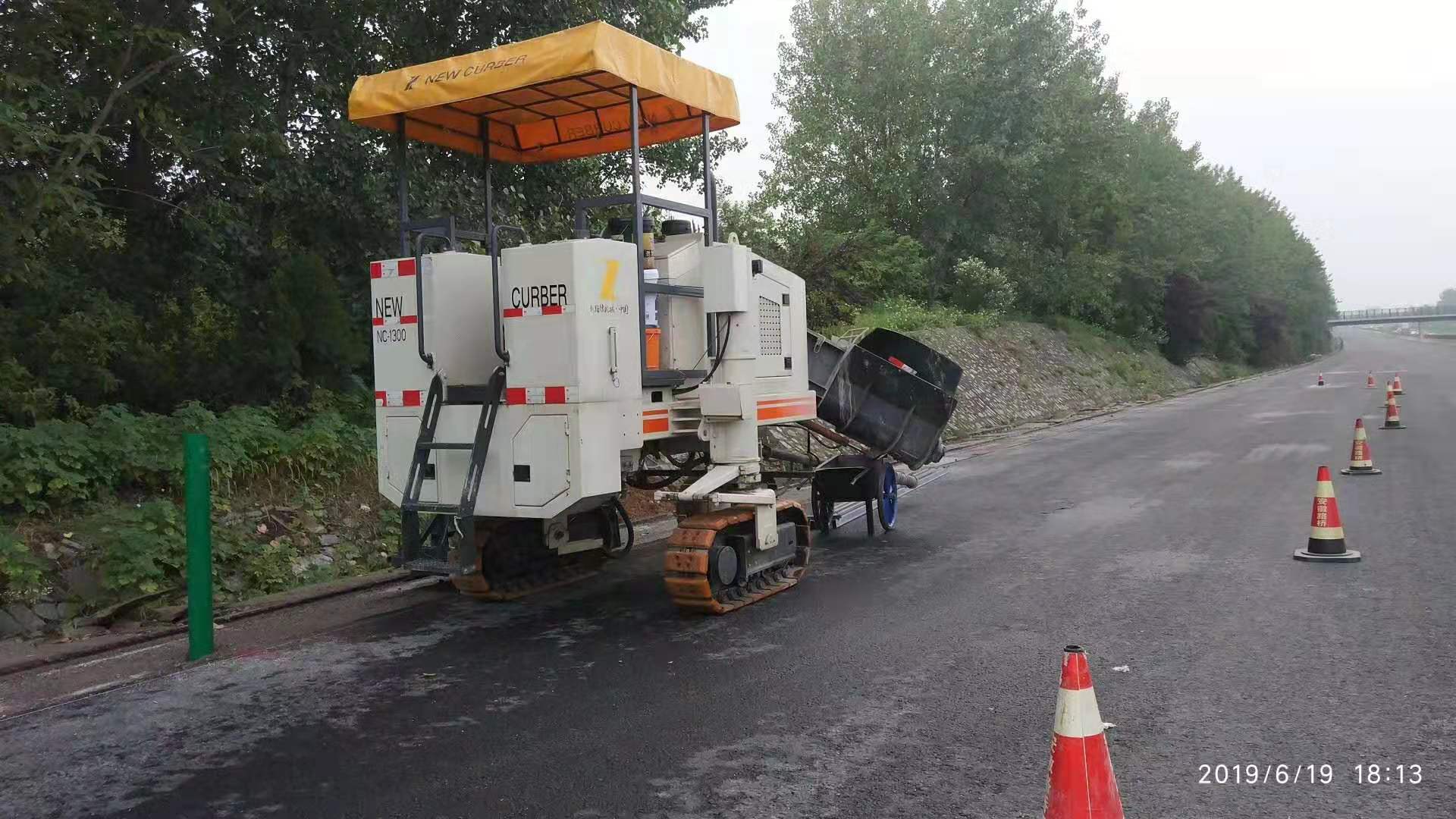 路面攤鋪開始前，務(wù)必要對(duì)混凝土路緣石滑模攤鋪機(jī)的性能進(jìn)行全面檢查
