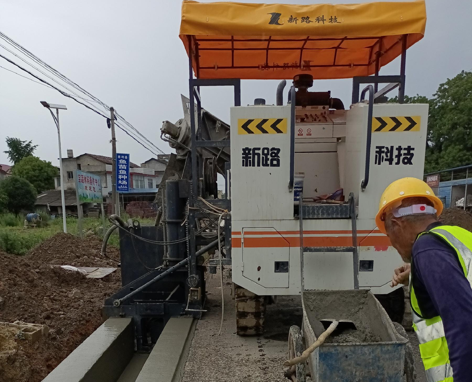 G353慈利至張家界城區(qū)公路排水溝滑模一次性成型，滑模施工效率高