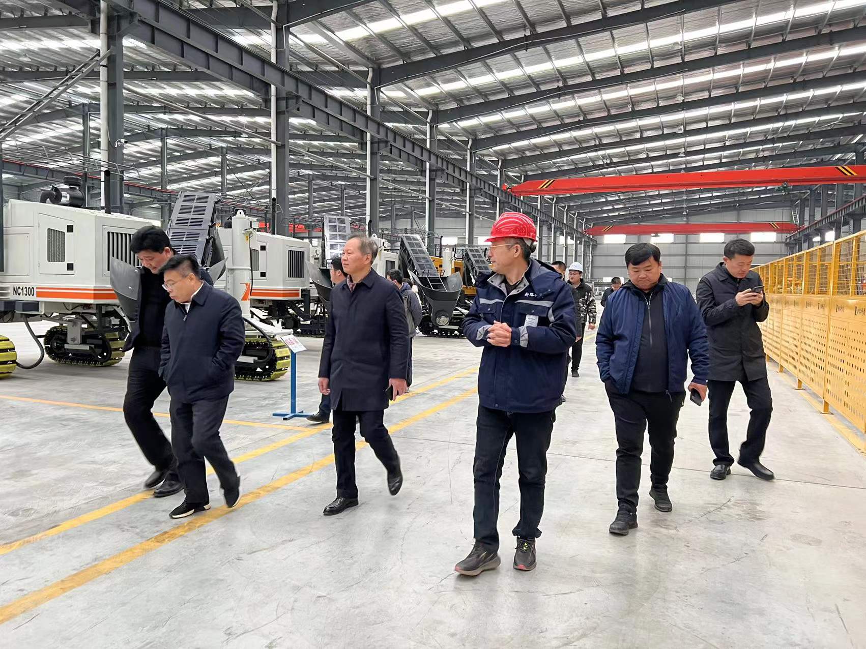 熱烈歡迎徐州市委市政府、淮海國際港務(wù)區(qū)、柳新鎮(zhèn)一行領(lǐng)導(dǎo)來我司參觀考察工作