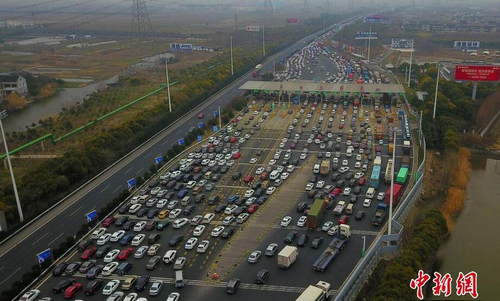 澳門今晚最快15期現場開獎記錄圖片,航拍高速：返鄉(xiāng)車流增多 擁堵20公里深入分析定義策略_4K版53.52.37